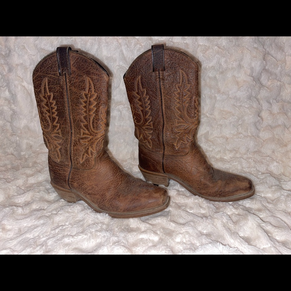 - Women’s cowboy boots size 8